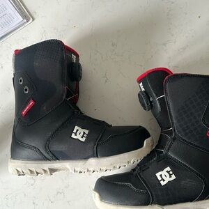 DC Youth Scout snowboard boots size 5. Used minimally.